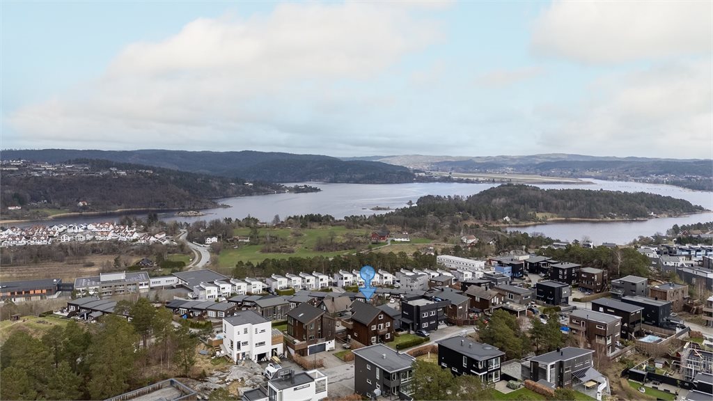 Oversiktsbilde – attraktiv beliggenhet med utsikt mot nærområdet
