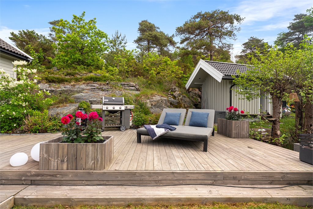 Her finnes flere naturlige oppholdsplasser for både sol og skygge gjennom hele dagen, enten du ønsker å samle familie og venner rundt pizzaovnen, nyte lange sommermiddager på terrassen eller finne roen med en bok på svaberget helt nede ved vannkanten.