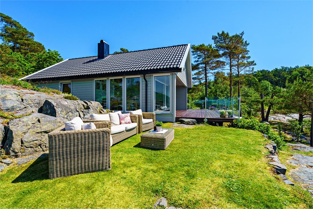 Start dagen med et morgenbad fra svabergene, nyt lunsjen på terrassen med utsikt mot Vestergapet, og avslutt kvelden i spa-badet mens solen synker ned over fastlandet i vest.