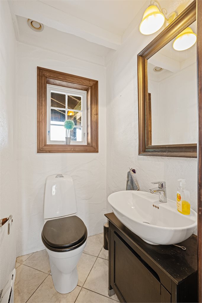 Gjeste wc - plassert ved hall (når du kommer inn i boligen)