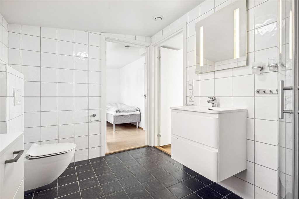 Fra begge soverommene er det direkte dør inn til baderommet. Badet er tidløst og helfliset med
varmekabler i gulv.