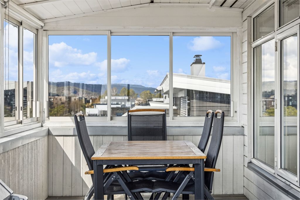 Her har man god plass til det man måtte trenge av utemøbler, grill ol. Her kan man sitte i le for vær og vind og
nyte den fantastiske utsikten.