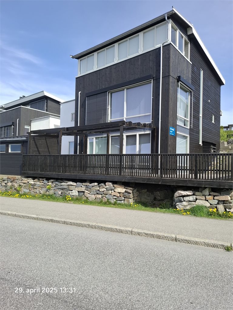 Boligen har flere store vindusflater vendt mot fantastisk utsikt mot Gillsvannet.