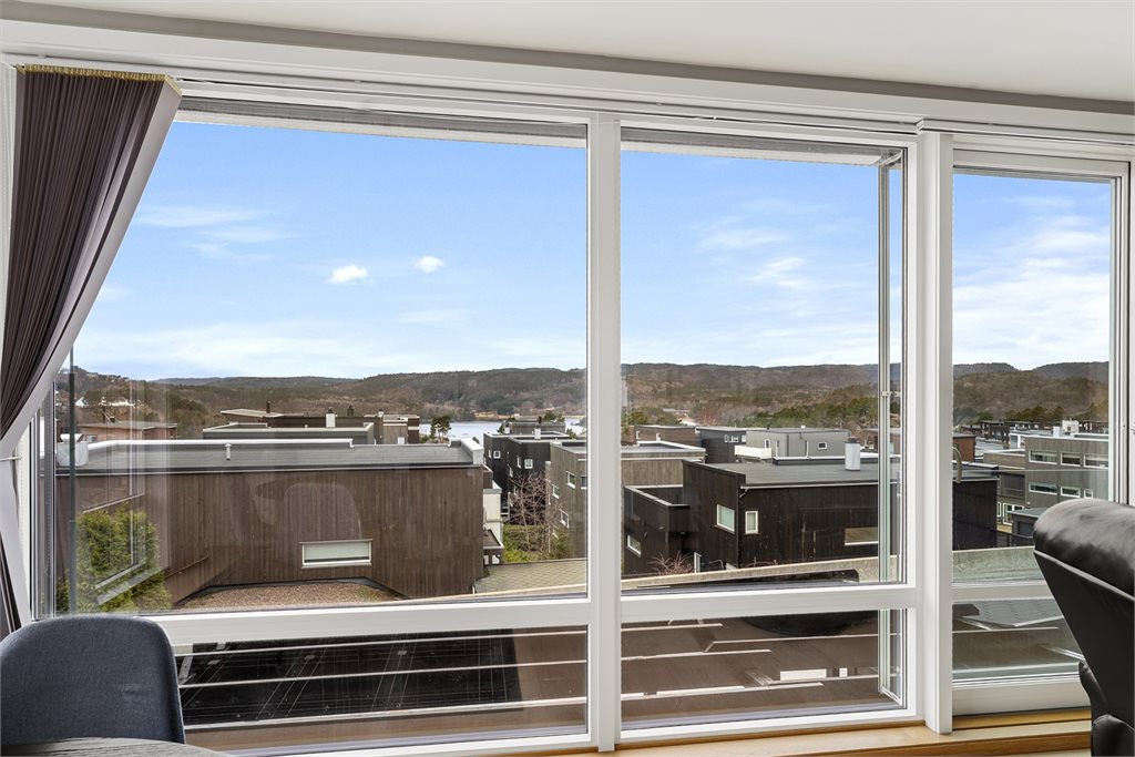 Utsikten er god fra stuen mot Gillsvann og nærområdet.