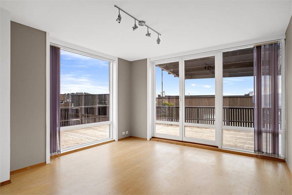 Stue i underetasjen med utgang til terrassen