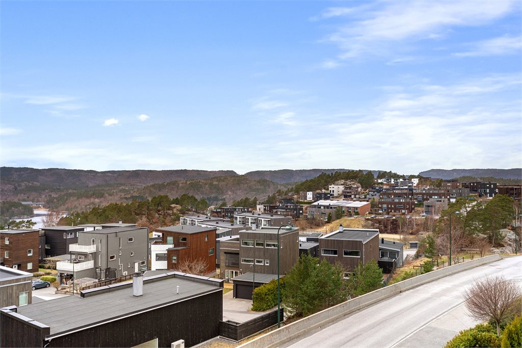 Boligen har en flott utsikt til nærområdet og Gillsvann. 