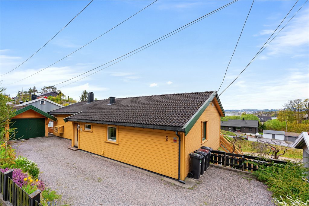 Fasade med innkjørsel og garasje