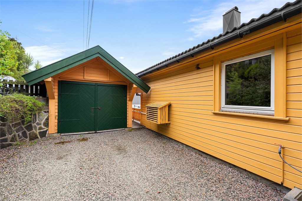 Innkjørsel og garasje
