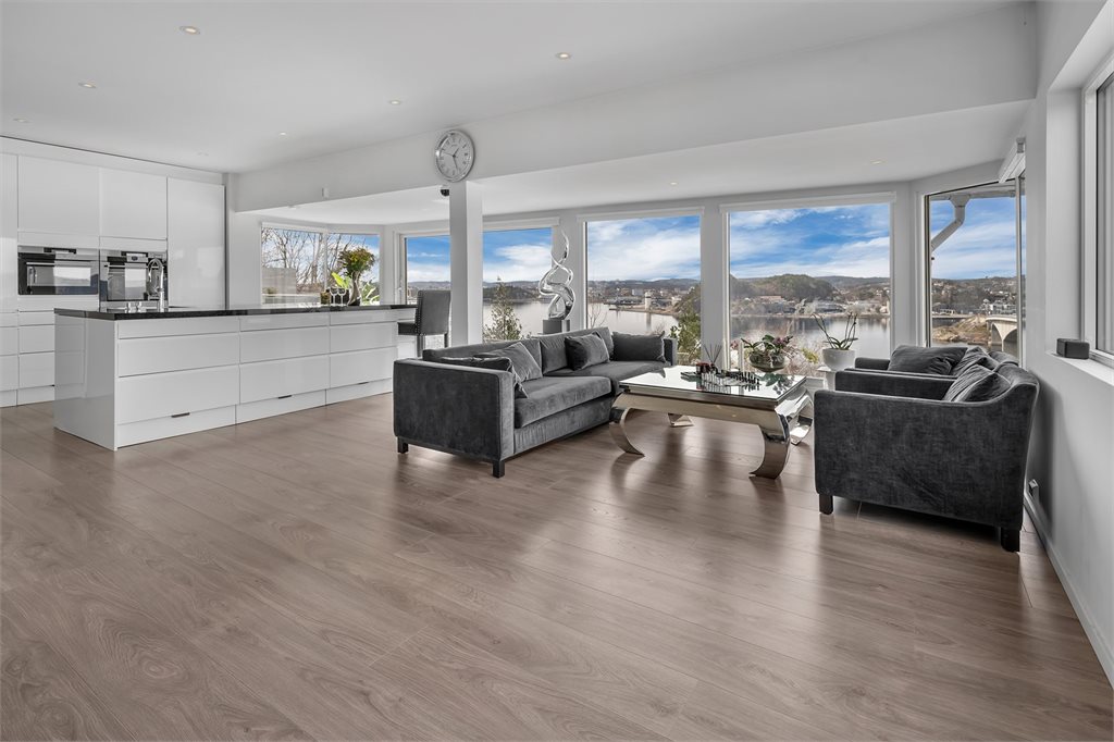 Romslig kjøkken-stue-løsning med store vindusflater.