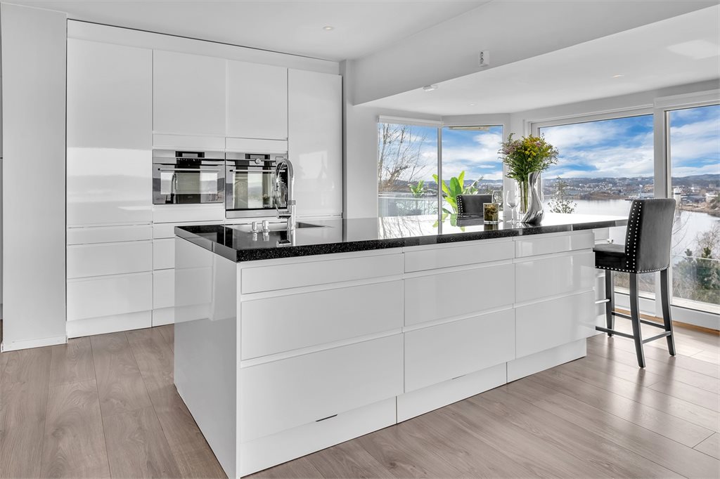 Delikat kjøkken med "kjøkkenøy" med god skapplass.