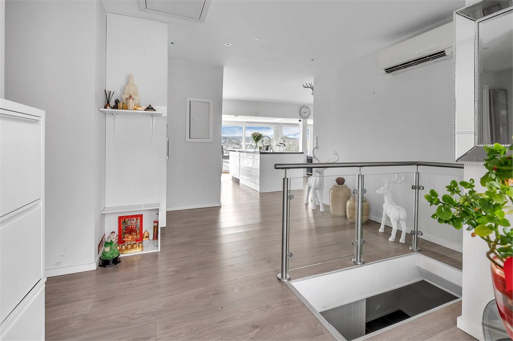 Inngangsparti med trapp ned til kjeller