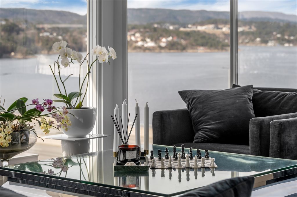 Her kan du sitte i vennerslag med fantastisk sjøutsikt.