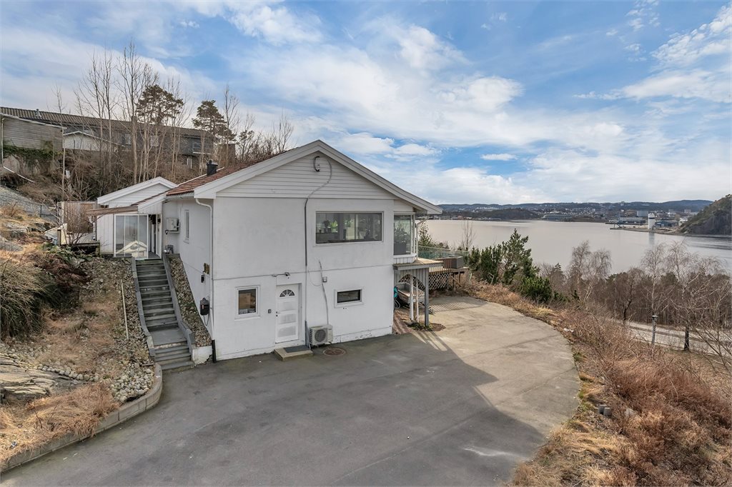 Eneboligen har en meget flott beliggenhet på "Gamle" søm og har fantastisk sjøutsikt