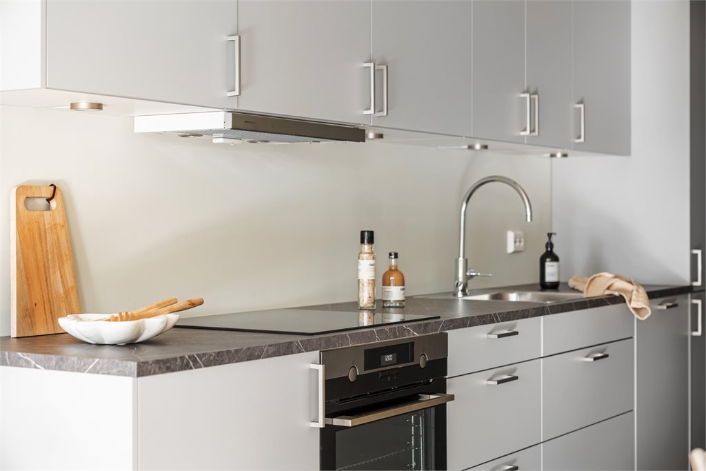 Kjøkken er innholdsrikt og har rikelig med arbeidsplass og skaper til oppbevaring.