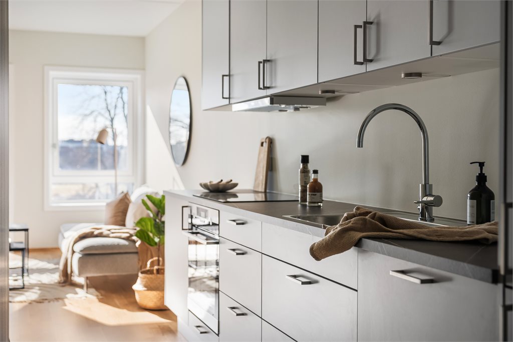 Kjøkken har stor og god arbeidsbenk som gir god plass til matlaging