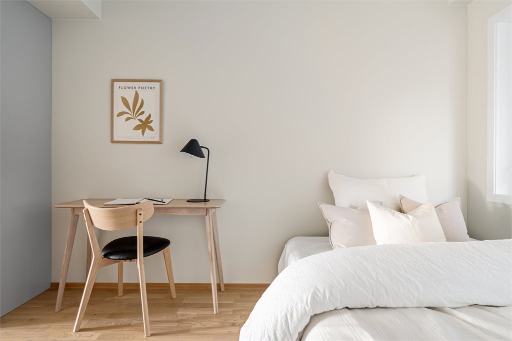 Alkove med plass til seng, garderobe og pult.