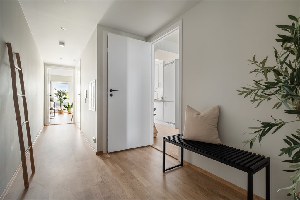 Innbydende gang med god plass til å henge fra seg yttertøy.