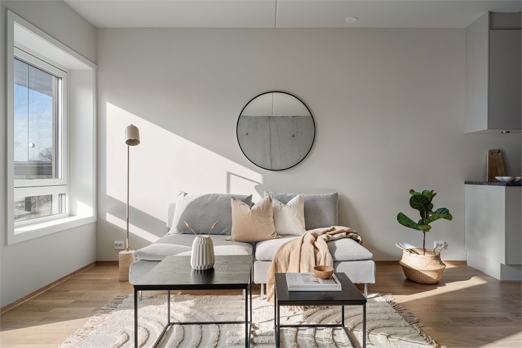 Stuen er lys og romslig med god plass til sofagruppe og tv-møblement.