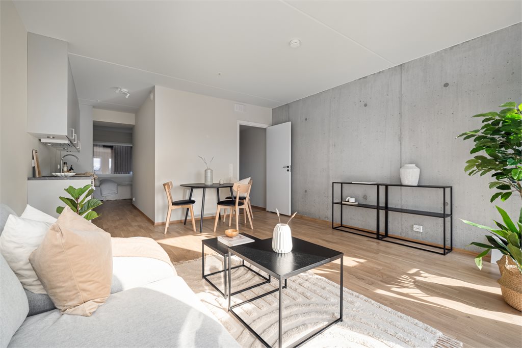 Leiligheten har et gjennomtenkt oppholdsværelse med stue og kjøkken i åpen løsning.