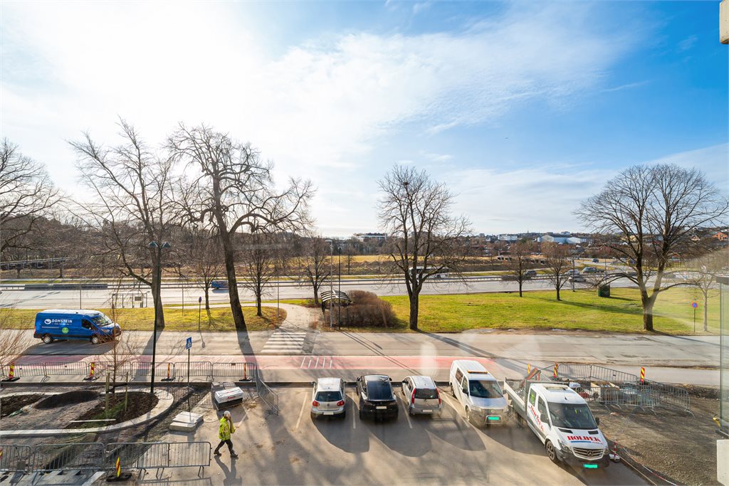 Sentrum ligger noen
 minutter unna med alle fasiliteter og servicetilbud.