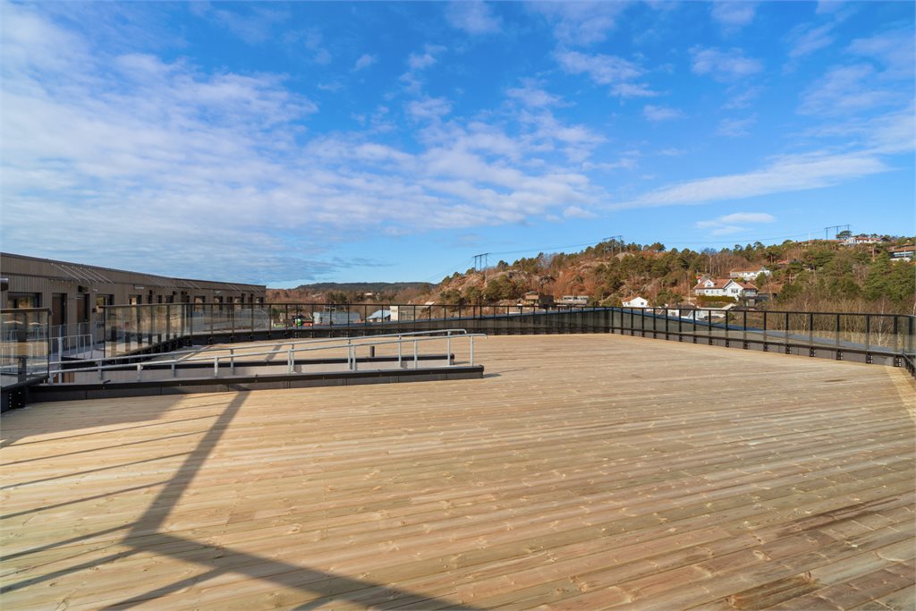 Det er stor tak-terrasser for disposisjon til beboerne i sameiet.