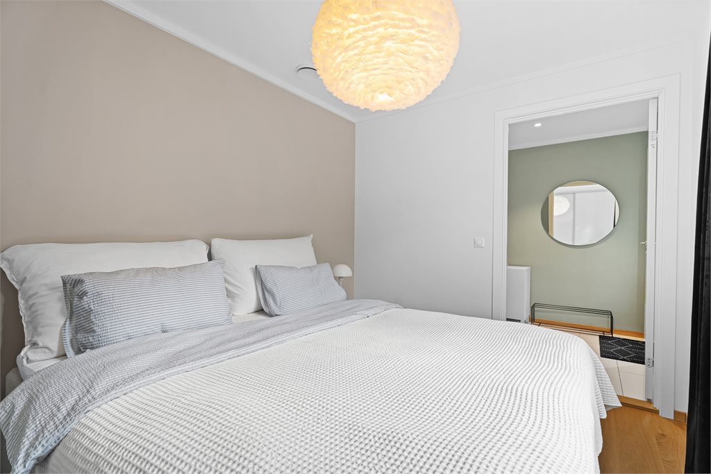 Hovedsoverommet er av god størrelse med plass til en god dobbeltseng og annet møblement. 