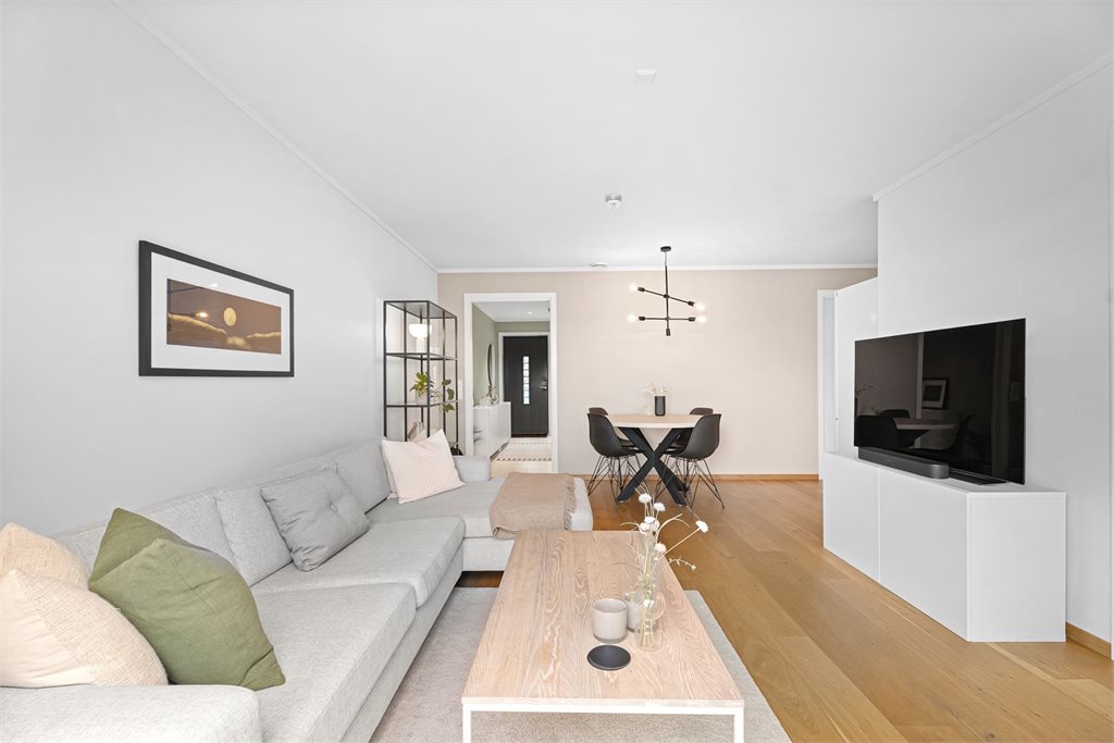 Videre kommer vi inn til en åpen stue- og kjøkkenløsning. 