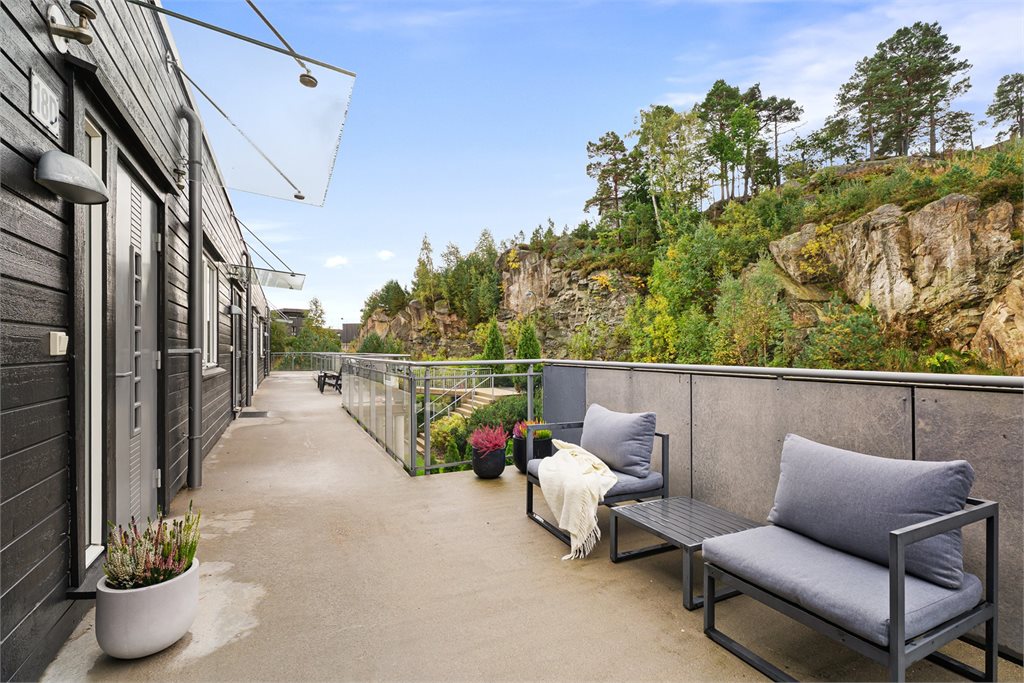 Flott inngangsparti med plass til en koselig sittegruppe. Her er det sol fra ca kl.11:00-21:00 midtsommers.