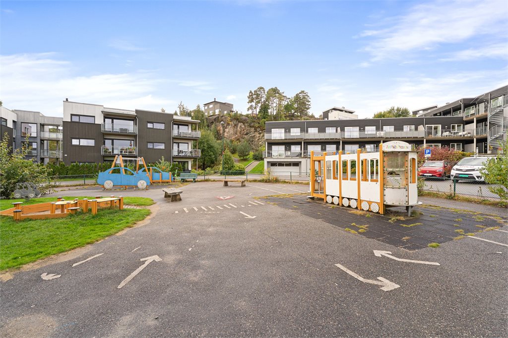 Tomten er flott opparbeidet med grøntområder og lekeplass. 