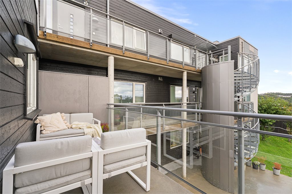 Ut på altanen har du god plass til å møblere slik du selv ønsker.