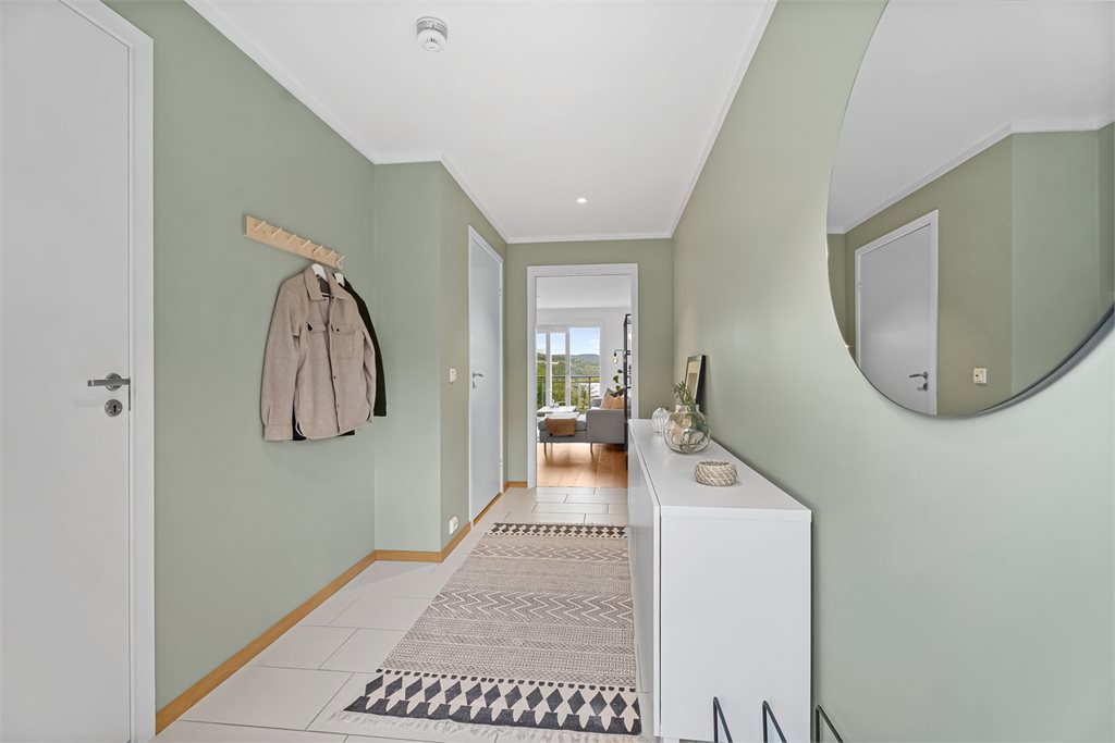 Velkommen inn! i gangen har du god plass til å henge fra deg yttertøy og møblere med garderobeløsning. 