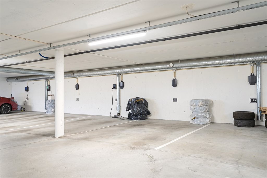 Leiligheten disponerer parkeringsplass i felles garasjeanlegg. 