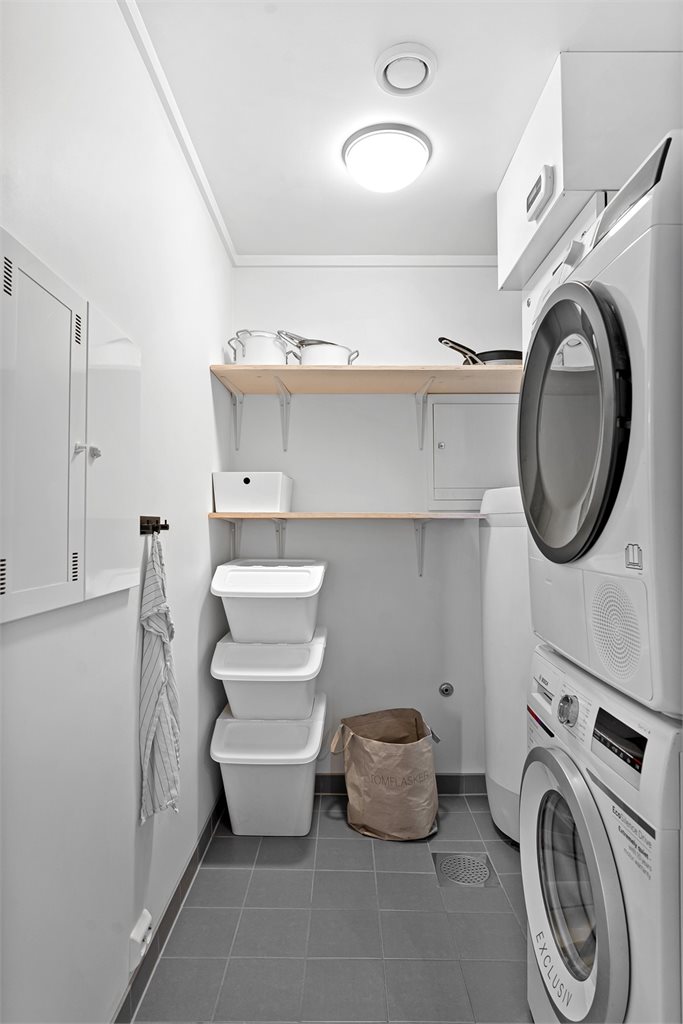 Like ved kjøkkenet har du vaskerommet, her får du også ytterligere oppbevaring! 