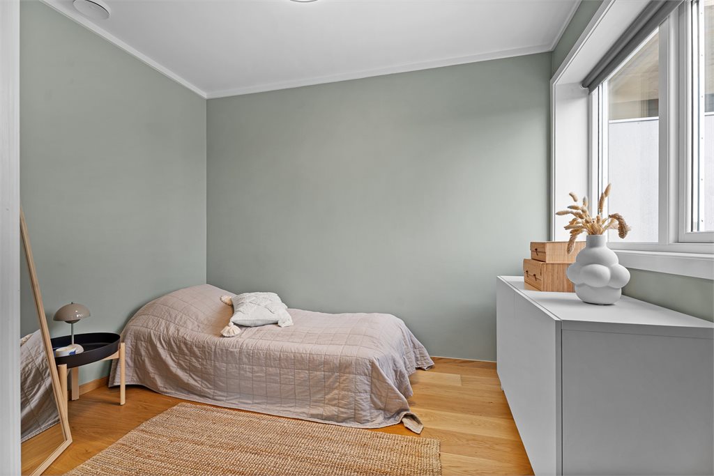 Soverom 2 passer perfekt som barne- eller gjesterom. 