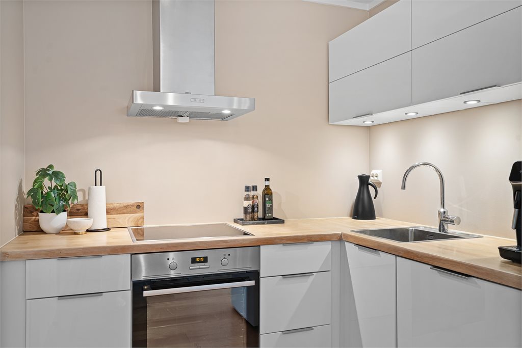 Her er det integrerte hvitevarer som platetopp, stekeovn og oppvaskmaskin. 