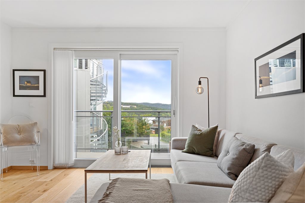 De store skyvedørene ut mot altanen slipper inn rikelig med naturlig lys. 