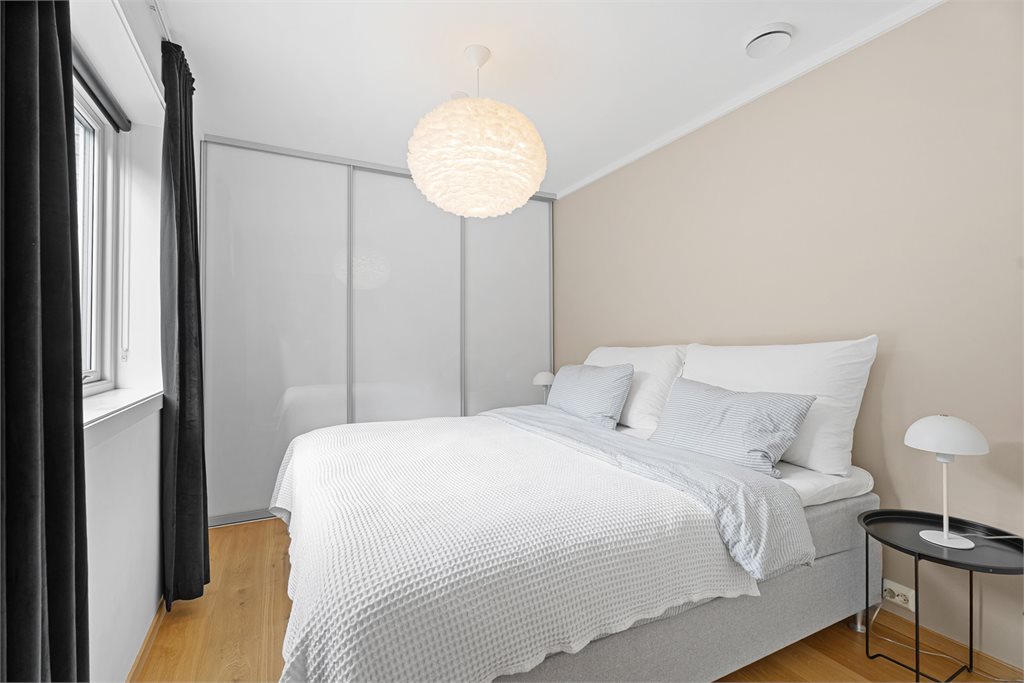 Innredet med en stor innebygd garderobe med skyvedører. 