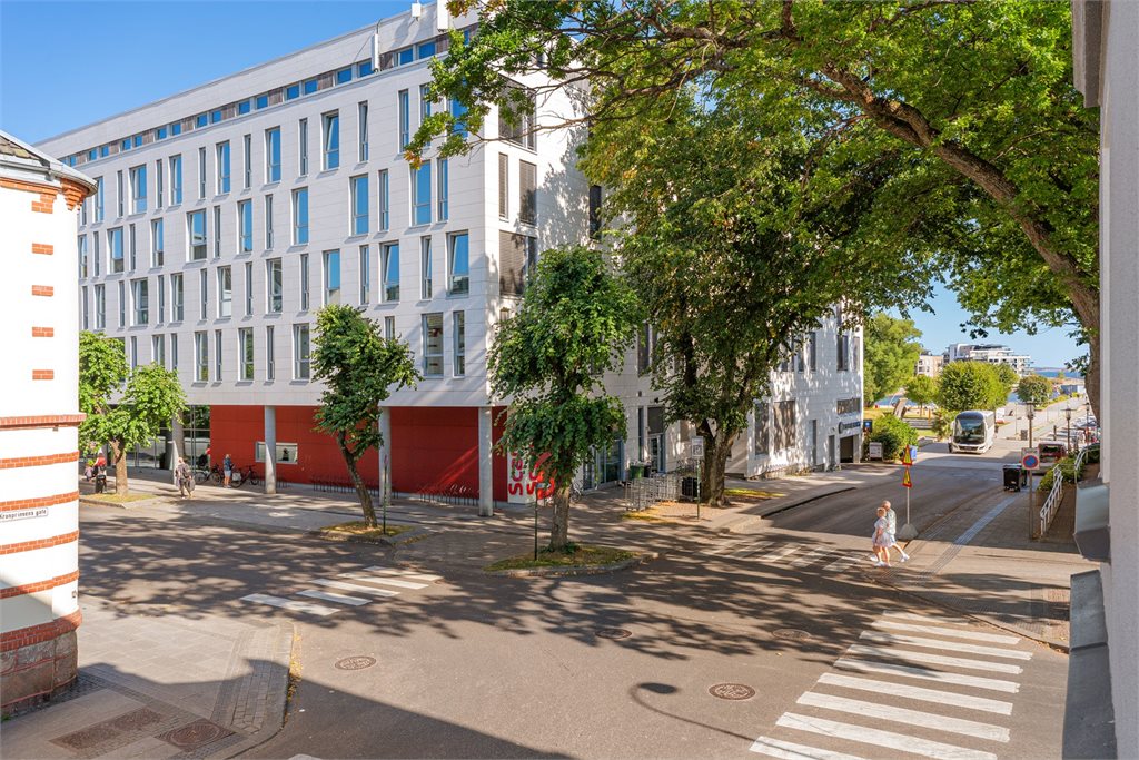 En beliggenhet som gjør det enkelt å la bilen stå – dagligvare, sentrumsliv, sjø og rekreasjon finnes i umiddelbar nærhet.