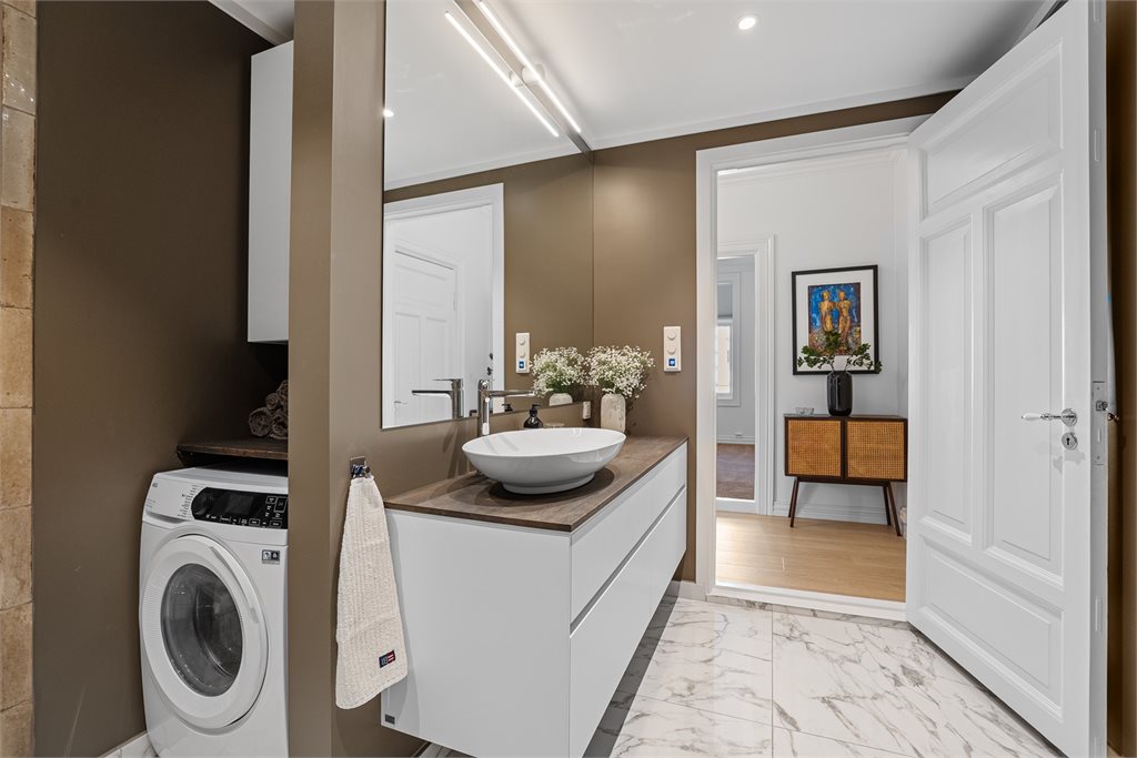 Praktisk vaskesone er elegant integrert i badet – funksjonelt uten å gå på bekostning av uttrykket.
