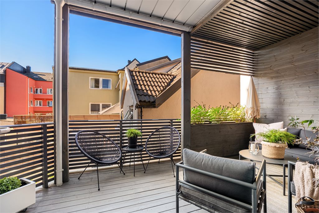 En virkelig herlig bonus midt i byen – stor, overbygget veranda på ca. 15 m².
