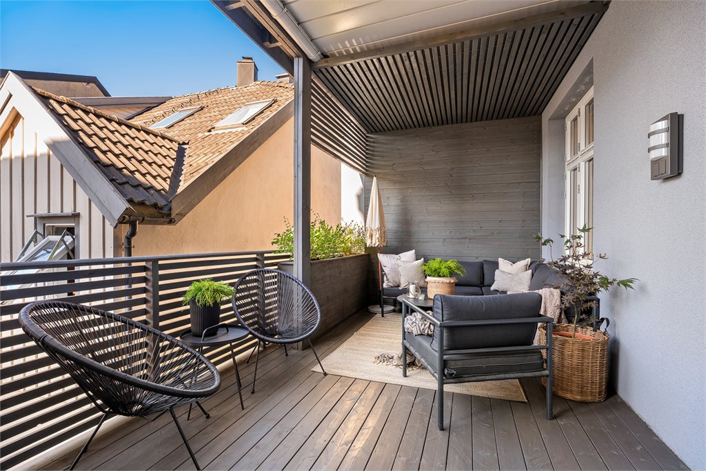 En virkelig herlig bonus midt i byen – stor, overbygget veranda på ca. 15 m².