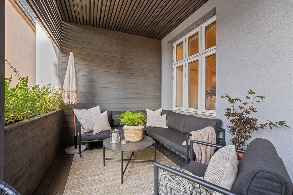 Her er det god plass til både loungegruppe, beplantning og hyggelige sommerkvelder.