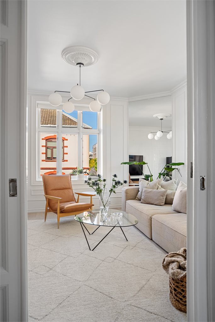 En sjelden kombinasjon av bygårdskarakter, plass og moderne komfort.