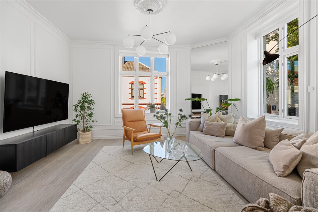 Store vindusflater fra flere sider sørger for rikelig med naturlig lys.