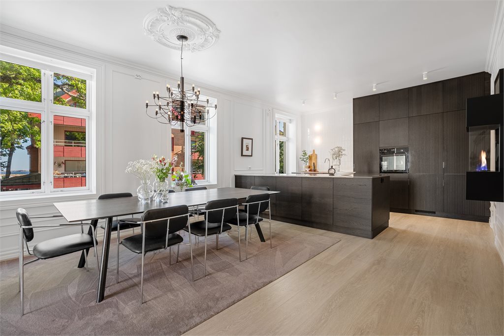 Kjøkken og spiseplass danner et fantastisk sosialt oppholdsrom med plass til mange rundt bordet.