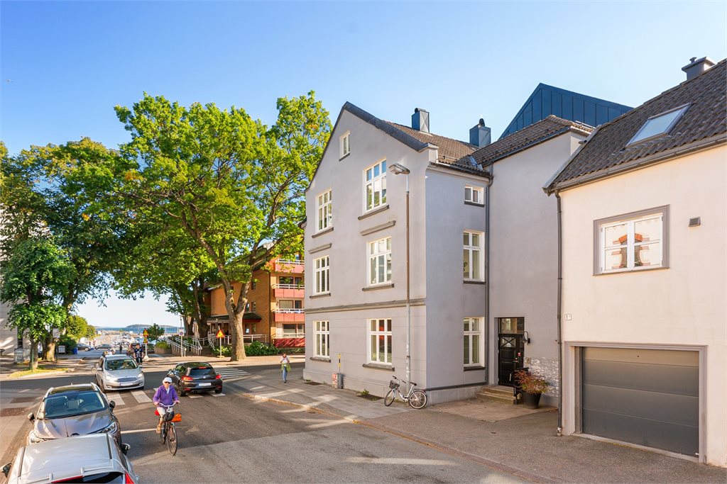Velkommen til Østre Strandgate 59A – sentralt plassert mellom bylivet og sjøen.