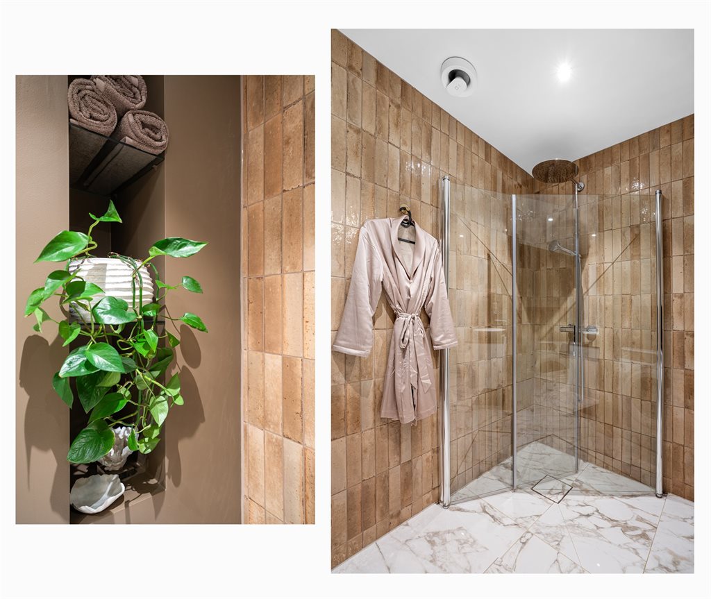 Romslig dusjsone, vegghengt toalett og stilrene detaljer gir badet et moderne uttrykk.