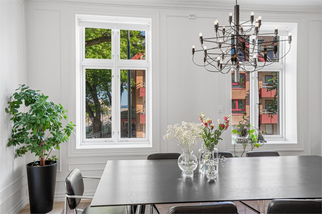Store rom, høye himlinger og vakre detaljer – akkurat slik en klassisk bygårdsleilighet skal føles.