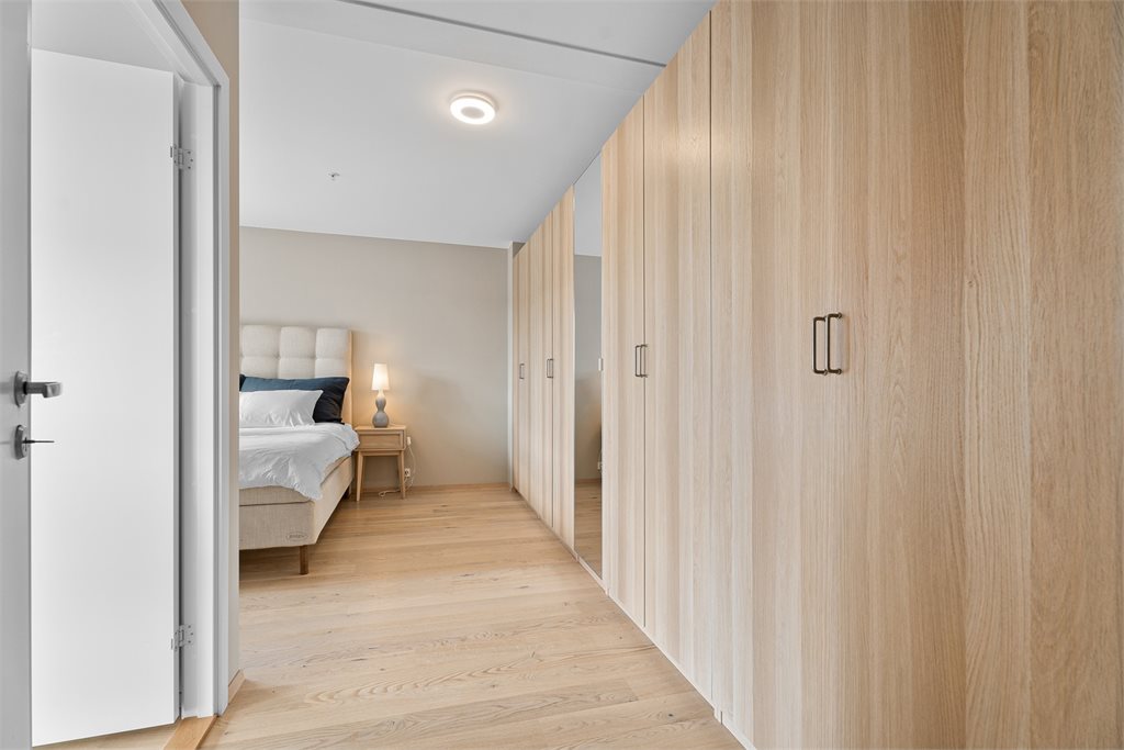 God garderobeløsning gir svært gode oppbevaringsmuligheter på hovedsoverommet.