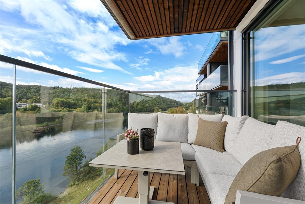 En lun og innbydende uteplass – perfekt for lange måltider med utsikten som nærmeste nabo.